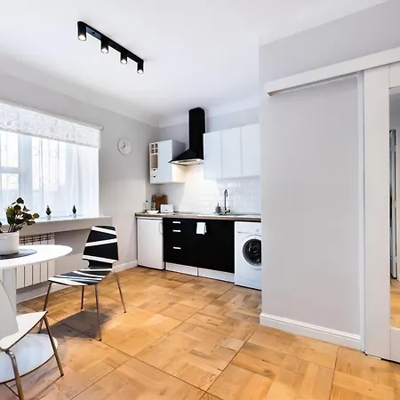 Metro Ratusz Arsenal Designer By Bookinghost