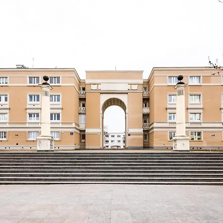 Metro Ratusz Arsenal Designer By Bookinghost * Варшава