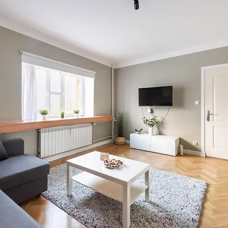 Metro Ratusz Arsenal Designer By Bookinghost * Варшава