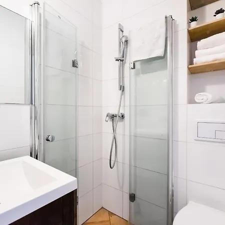 Metro Ratusz Arsenal Designer By Bookinghost