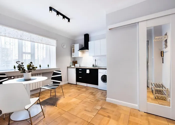 Metro Ratusz Arsenal Designer By Bookinghost