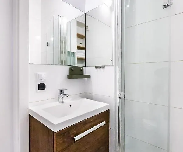 Metro Ratusz Arsenal Designer By Bookinghost شقة *