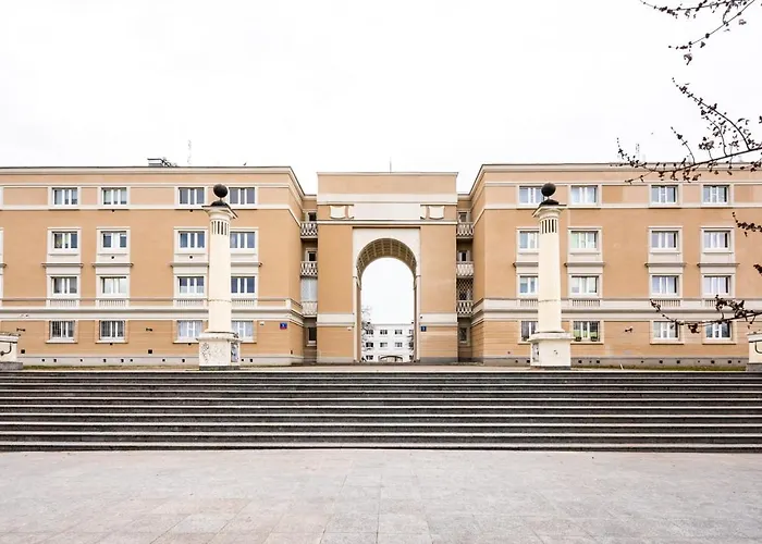 Metro Ratusz Arsenal Designer By Bookinghost * وارسو