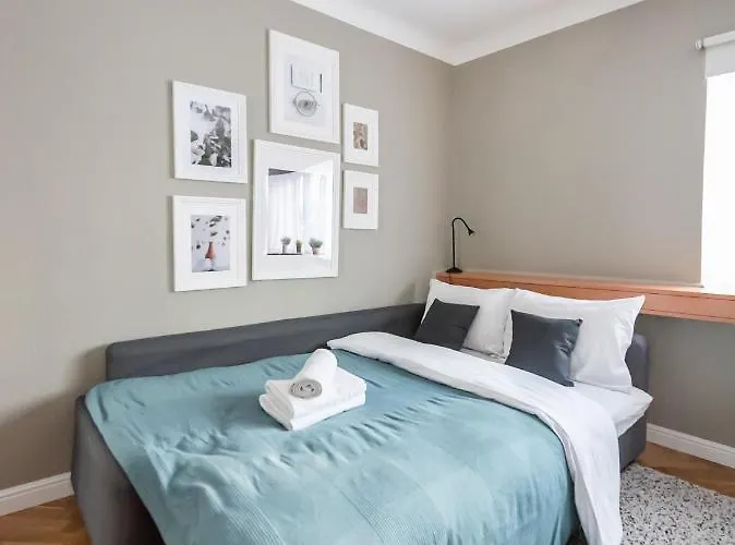 Metro Ratusz Arsenal Designer By Bookinghost * وارسو