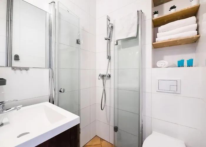 Metro Ratusz Arsenal Designer By Bookinghost