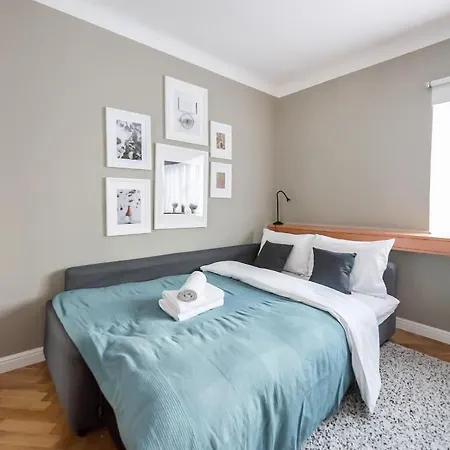 Metro Ratusz Arsenal Designer By Bookinghost * 华沙